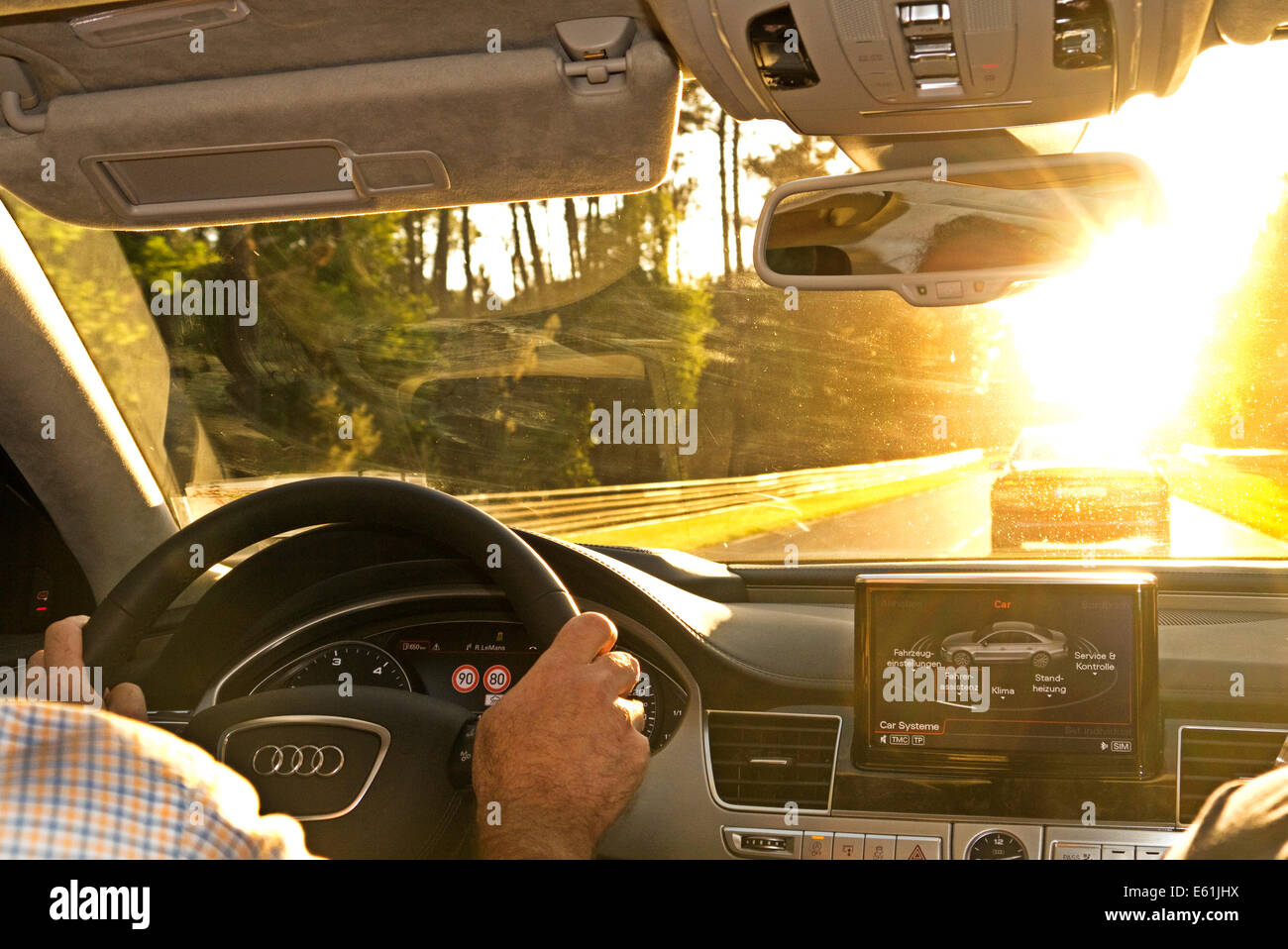 Conducir en una carretera en el sol en el Audi A8. Foto de stock