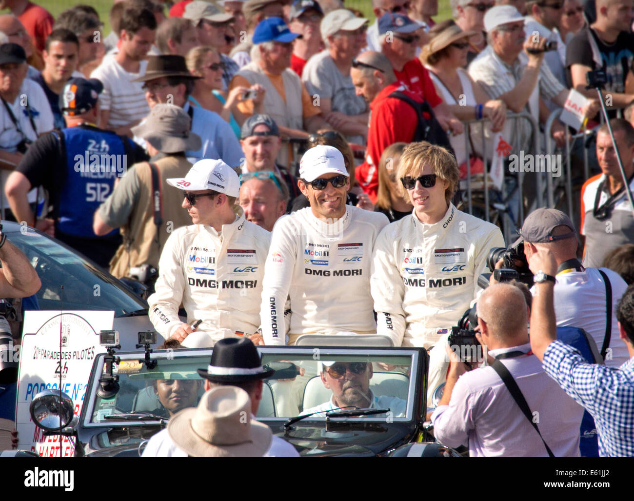 Desfile de los controladores antes de las 24 horas de Le Mans carrera. Mark Webbers equipo controlador de Porsche Carrera 2014 Foto de stock