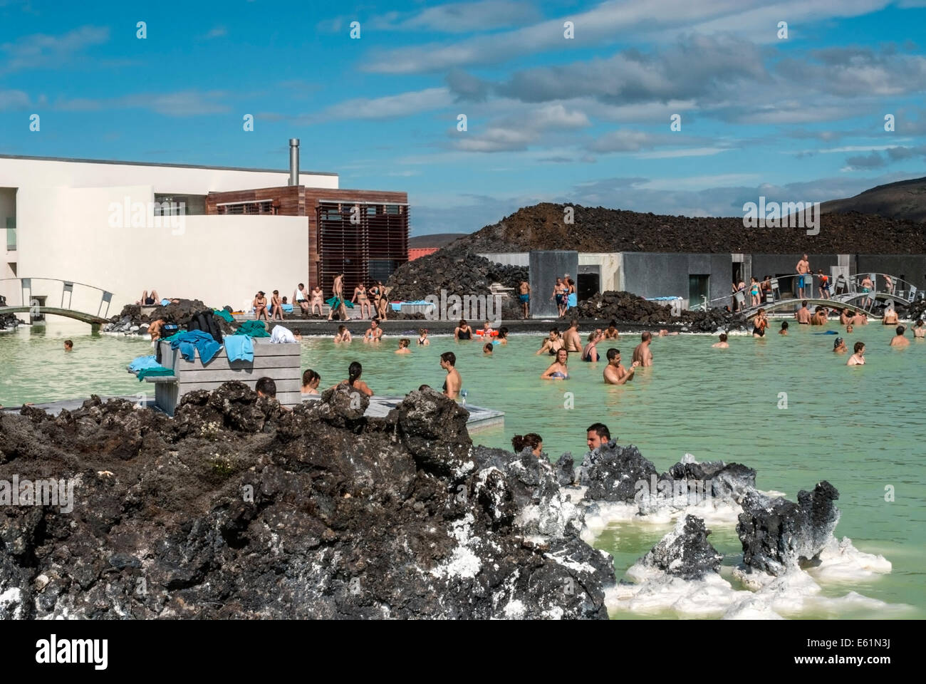 Los lugareños y turistas disfrutando de la piscina natural en el Blue Lagoon, Islandia. Foto de stock