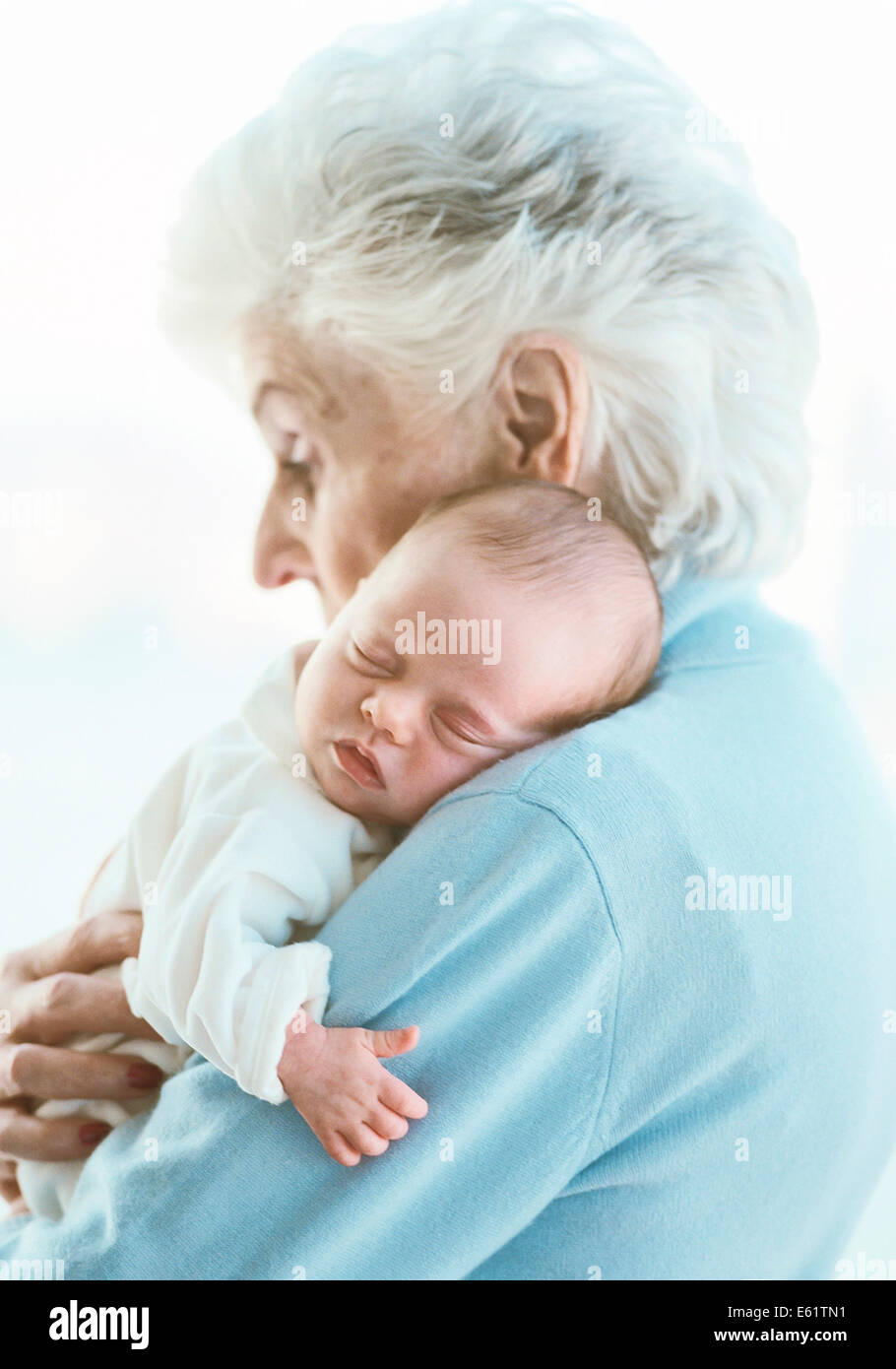 Abuela sosteniendo nieto (2-5 meses) Foto de stock