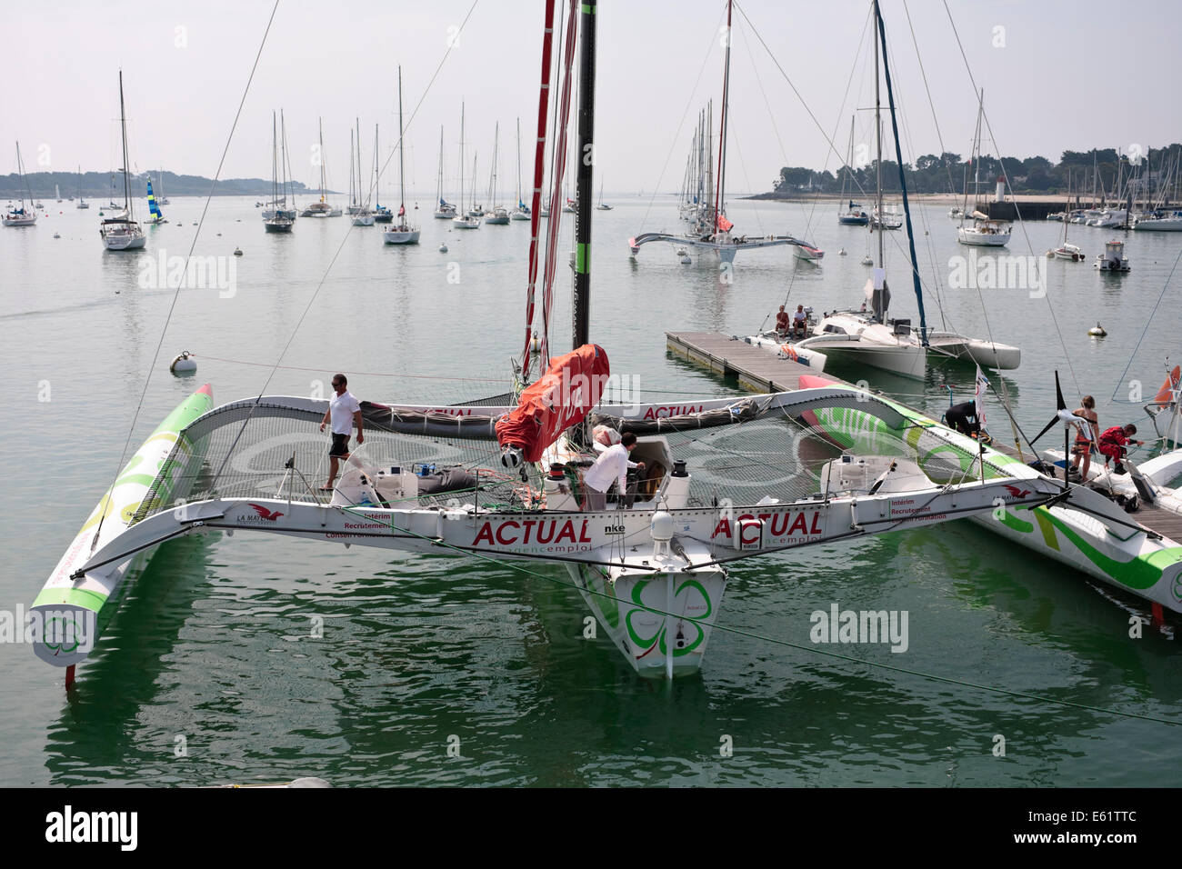 Equipo multicasco Real Racing, barco patroneado por Yves Le Blevec, amarrado en el puerto de La Trinité-sur-Mer, Bretaña, Francia. Foto de stock