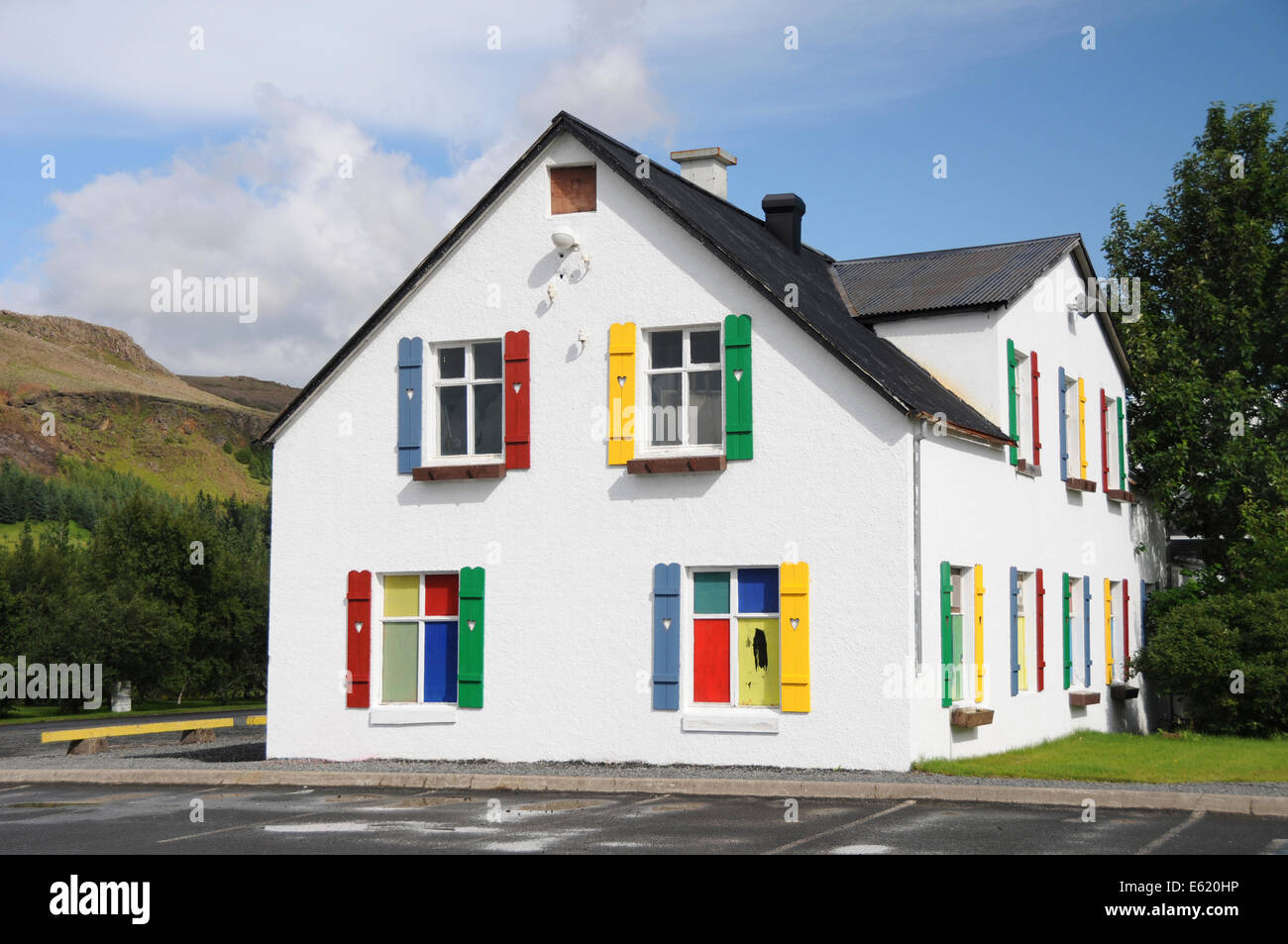 Colorido school house en la zona geotérmica de Hveragerdi, valle de Hveragerdi, Hveragerdisbaer Hveragerði, Islandia, Foto de stock
