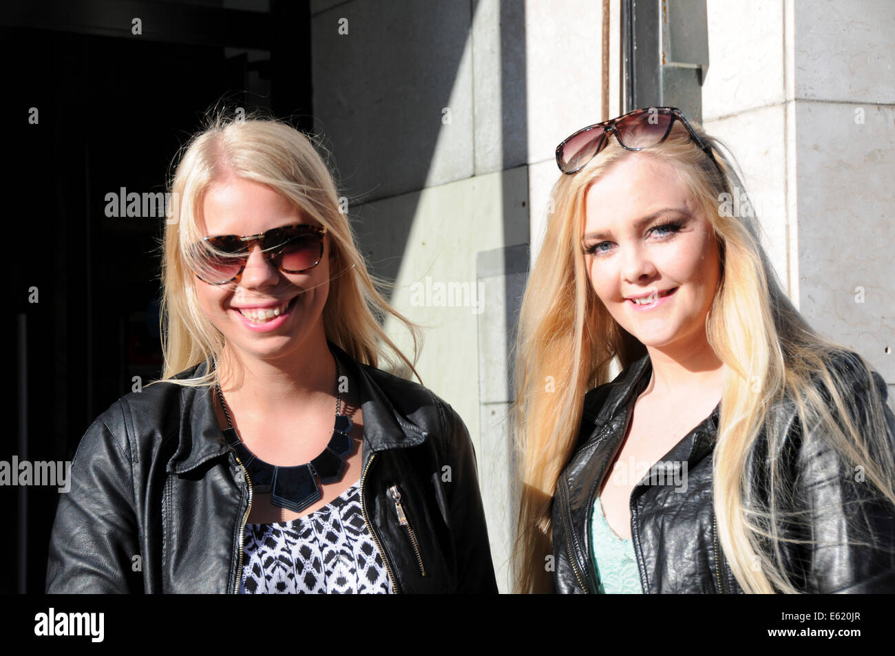 Gente y caras a lo largo de las calles de Reykjavik en Islandia. Dos preciosas rubia señoras islandesas. Foto de stock