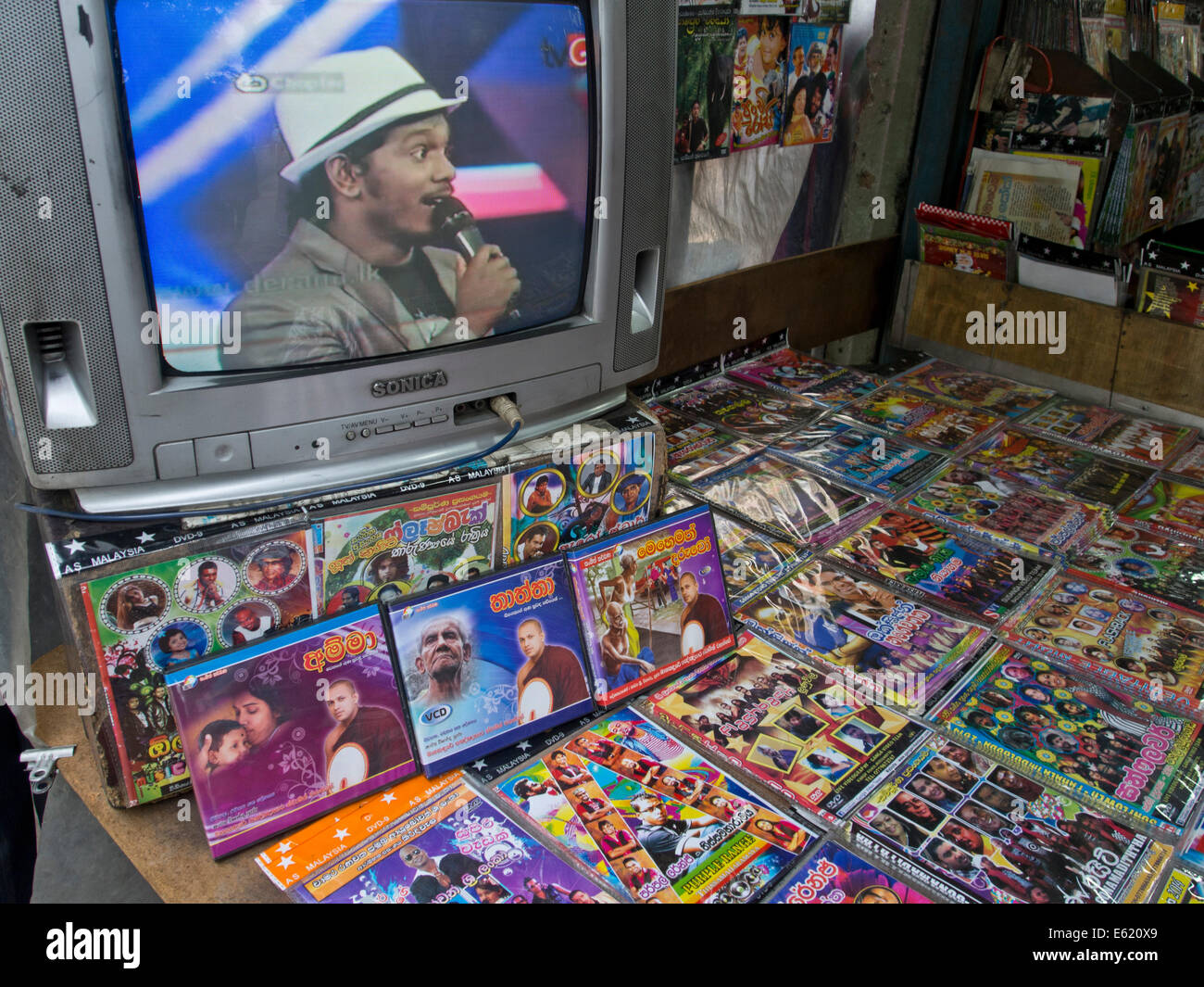 Descarga de DVD con TV mostrando el concurso de música en Colombo, Sri  Lanka Fotografía de stock - Alamy