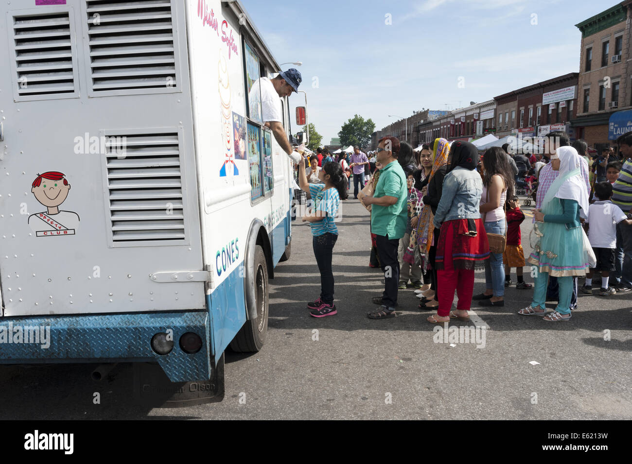 Las personas se alinean para helado en una feria callejera de Bangladesh en Brooklyn en Nueva York, 2014. Foto de stock