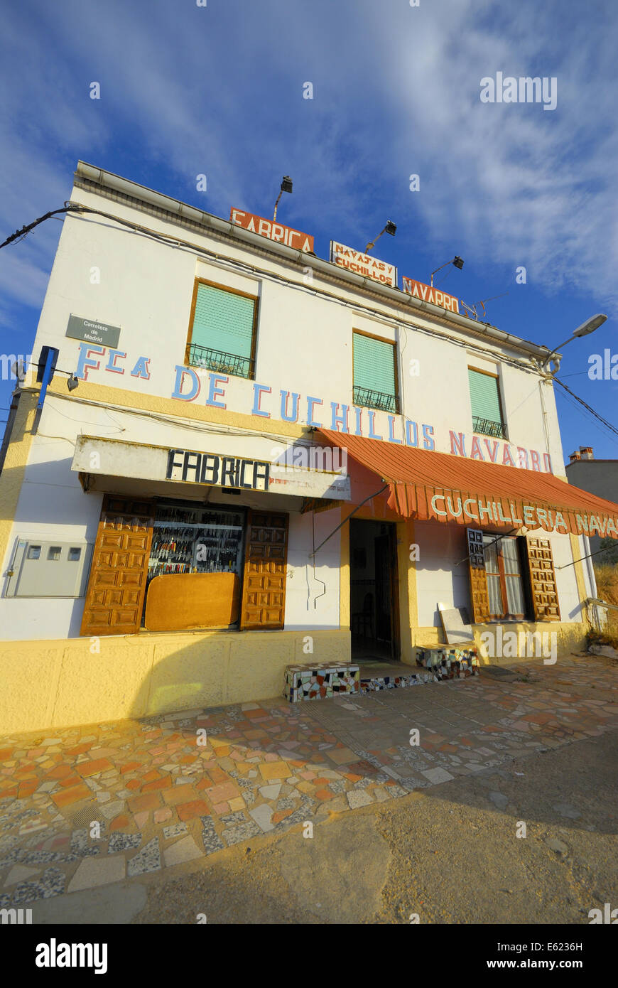 Tienda que vende cuchillos cerca de motel en la autopista entre Madrid y  Valencia, España Fotografía de stock - Alamy