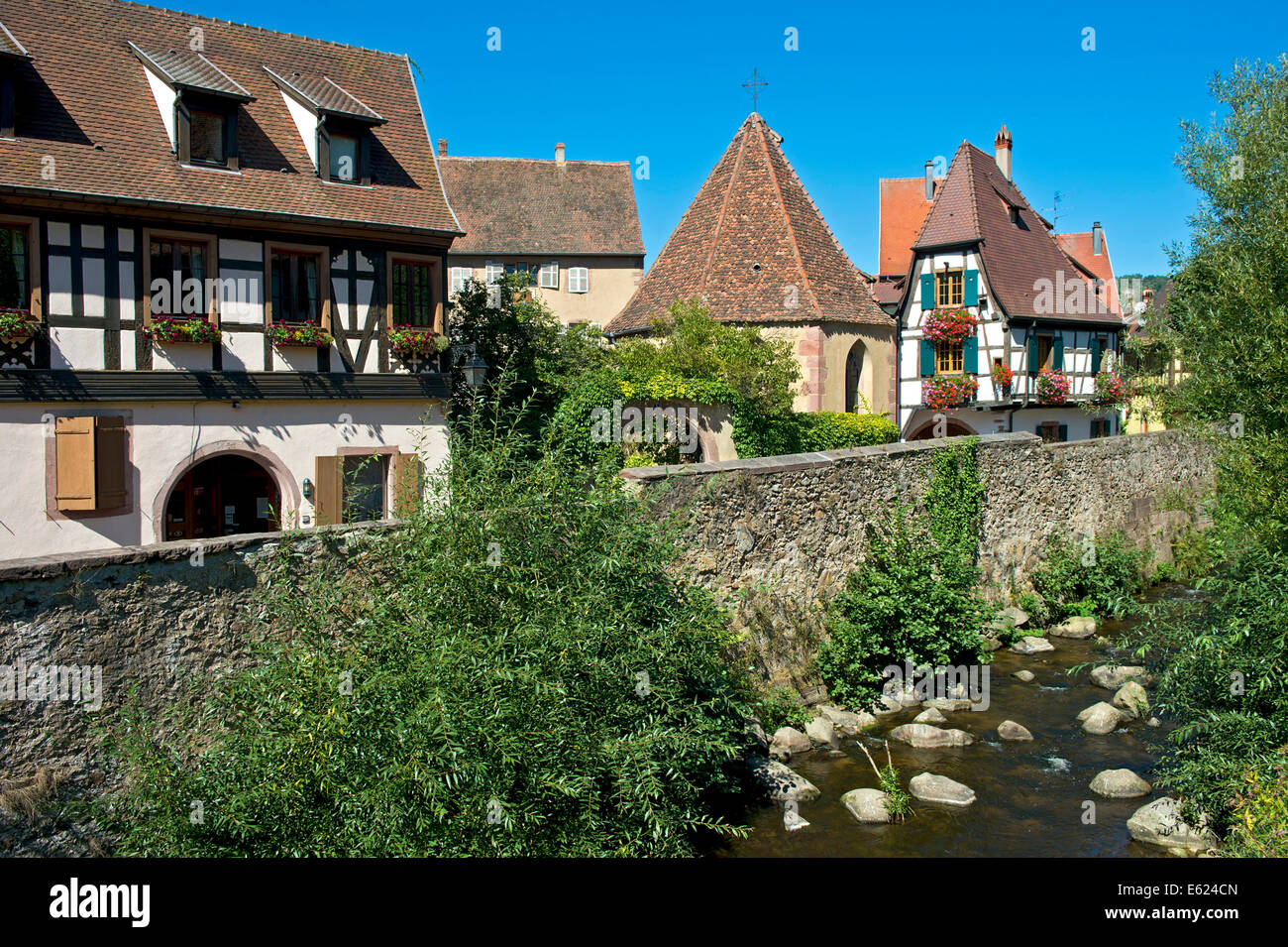 Oberhof capilla en el río Weiss, Kaysersberg, Alsacia, Francia Foto de stock