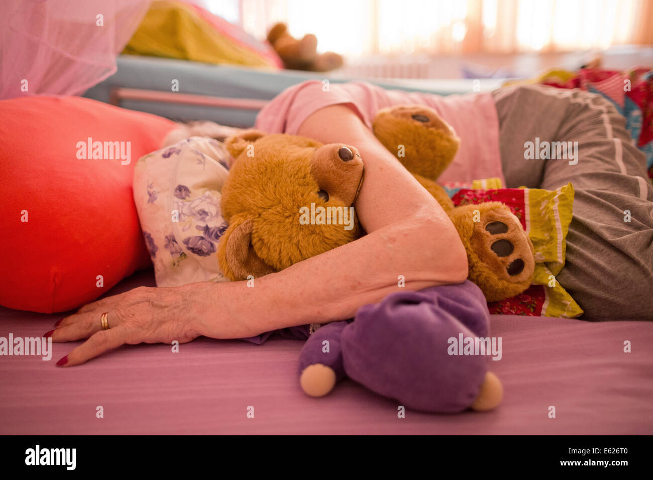 Un residente de demencia suddering yace sobre una colchoneta junto a su  cama en la Senior Citizen Home Theresienau en Bonn, Alemania, 12 de agosto  de 2014. Colchones mentir a ambos lados