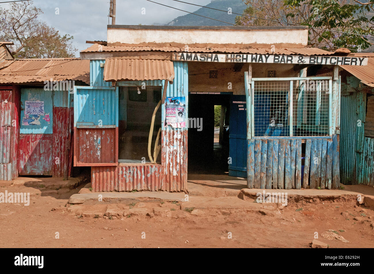 Tercer mundo hierro corrugado shack o tienda de carretera o duka carnicería en Namanga Nairobi road, cerca de Namanga Kenya África Oriental SHOP Foto de stock