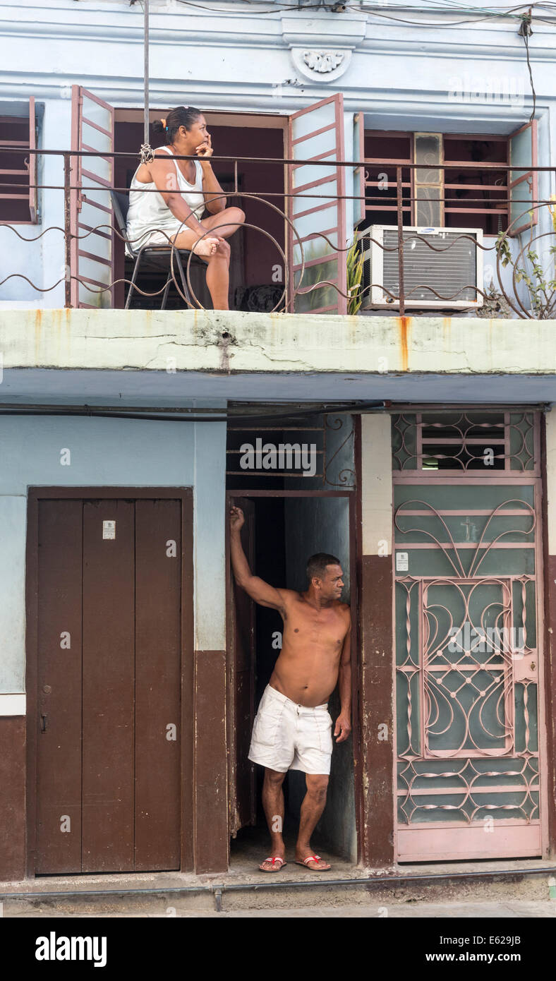 Cubanos en el viejo edificio de La Habana Vieja, Cuba Foto de stock