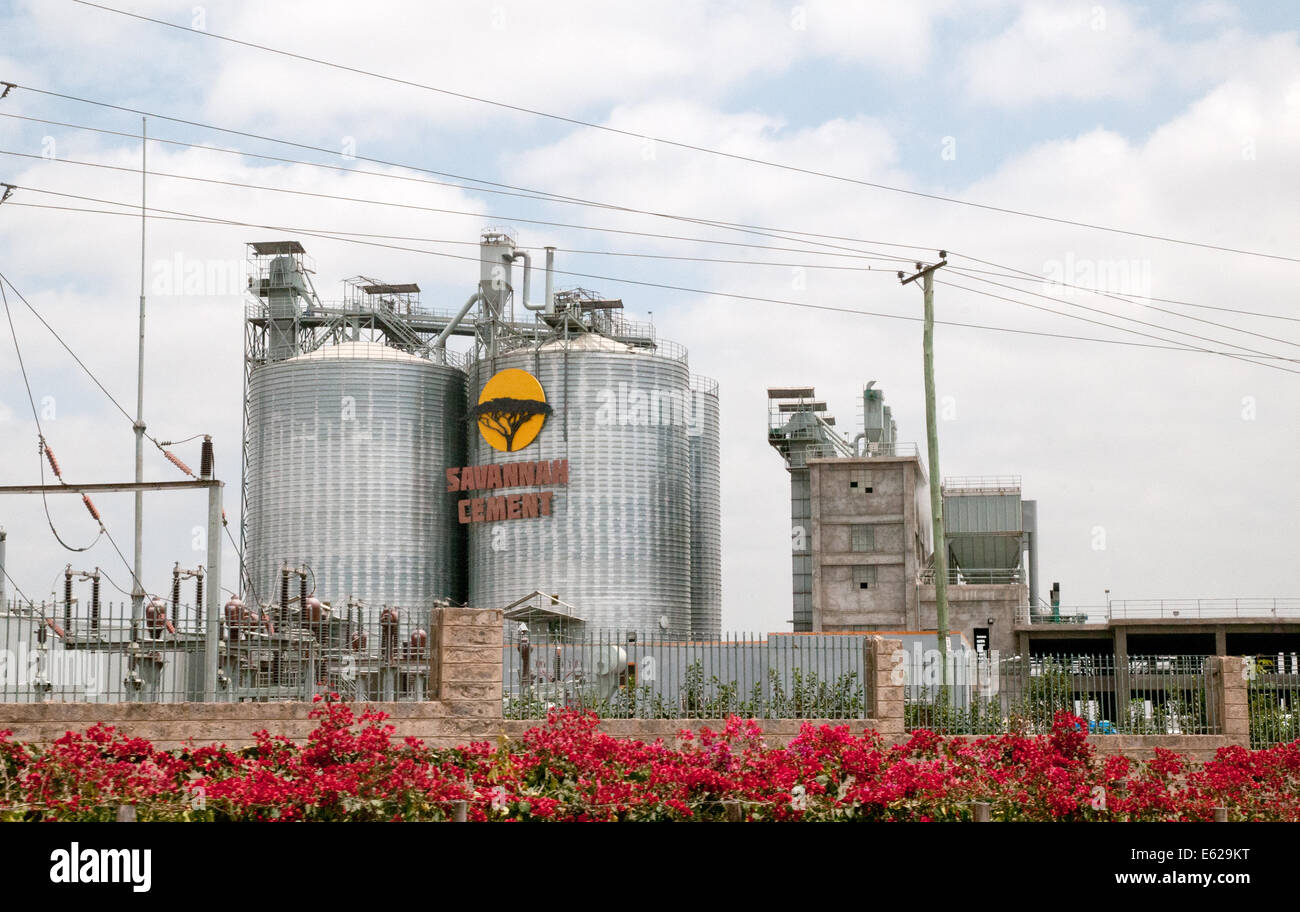 La industria del cemento de Savannah y el silo de acero inoxidable fábrica en Athi River, en Nairobi, Kenya, Africa Oriental Namanga carretera Foto de stock