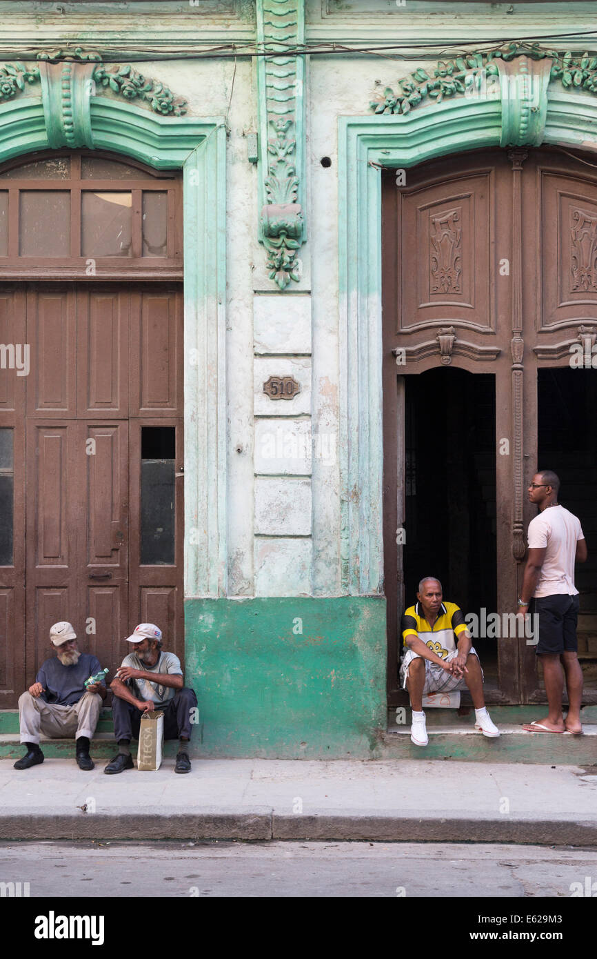 Cubanos en el viejo edificio de La Habana Vieja, Cuba Foto de stock