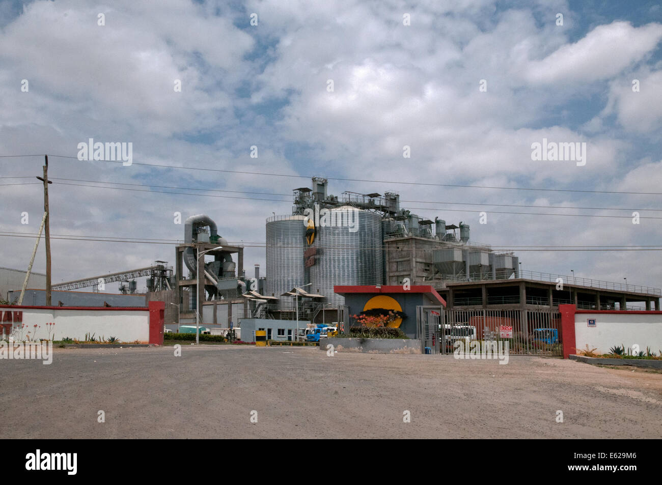 La industria del cemento de Savannah y el silo de acero inoxidable fábrica en Athi River, en Nairobi, Kenya, Africa Oriental Namanga carretera Foto de stock