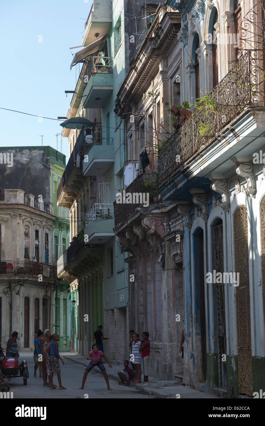 Escena de una calle de La Habana Vieja, Cuba Foto de stock