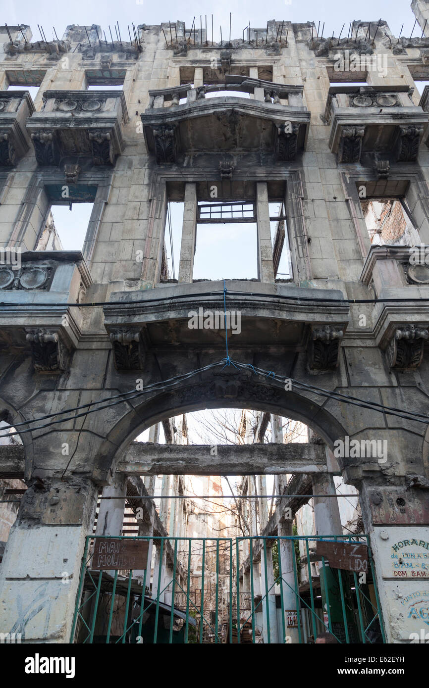 Edificio en ruinas, La Habana Vieja, Cuba Foto de stock
