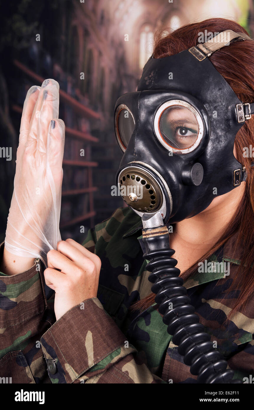 Niña vestidos con uniforme militar y máscara de gas sobre fondo oscuro  Fotografía de stock - Alamy