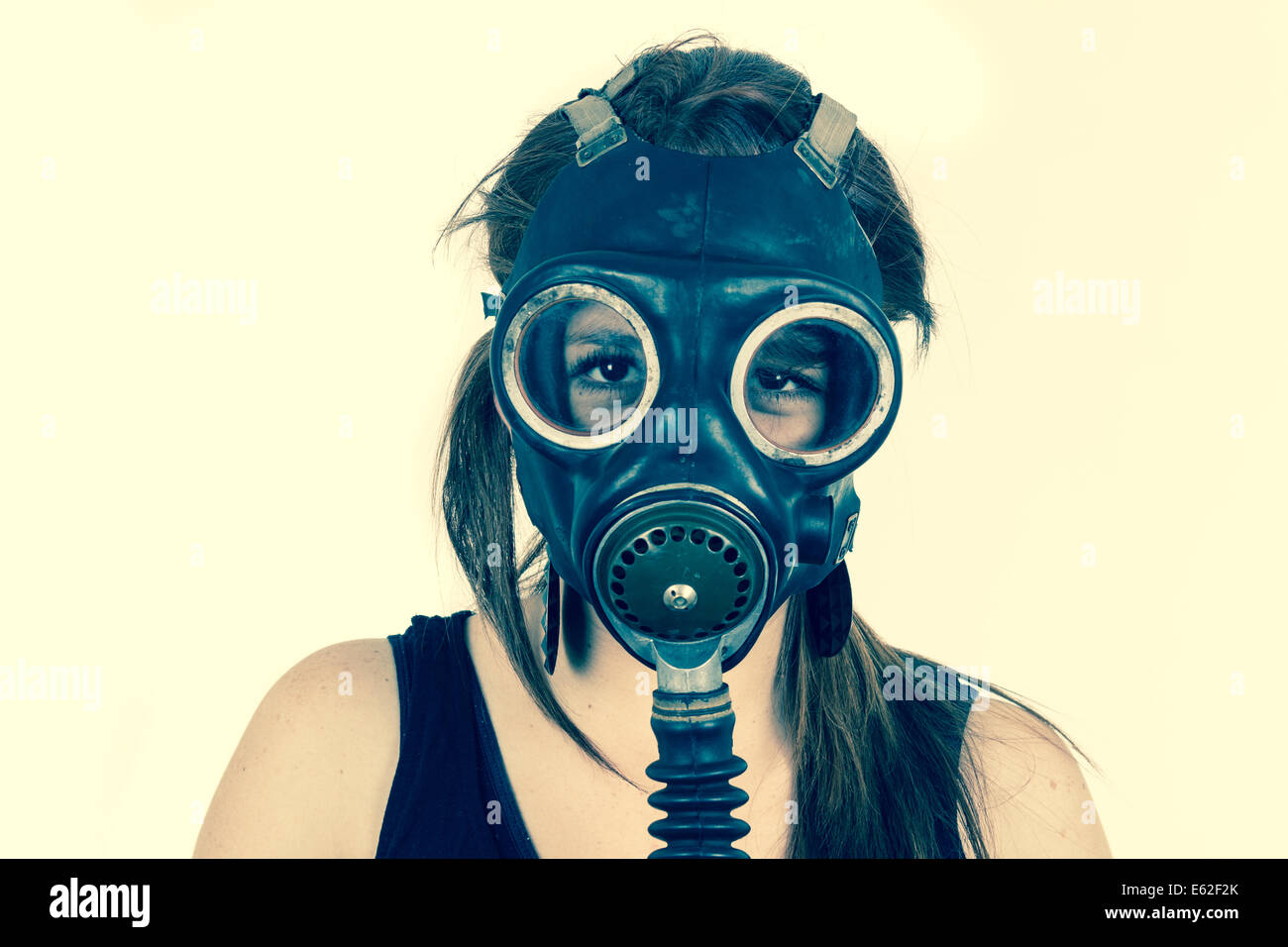 Chica con máscara de gas fotografías e imágenes de alta resolución - Alamy