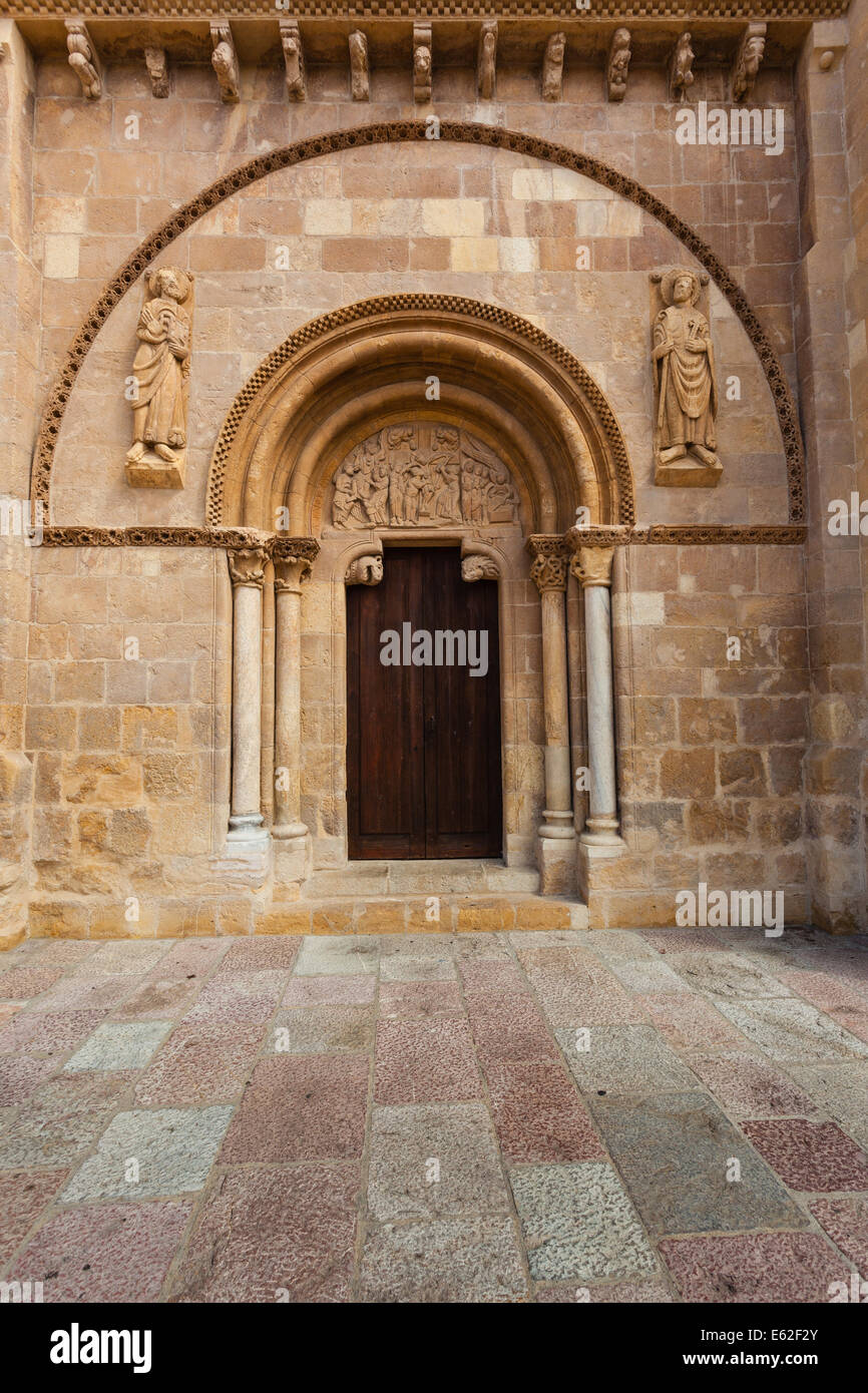 La puerta de estilo románico con el tímpano esculpido llamada Puerta del  Cordero en la Real Colegiata de San Isidoro de la X c Fotografía de stock -  Alamy