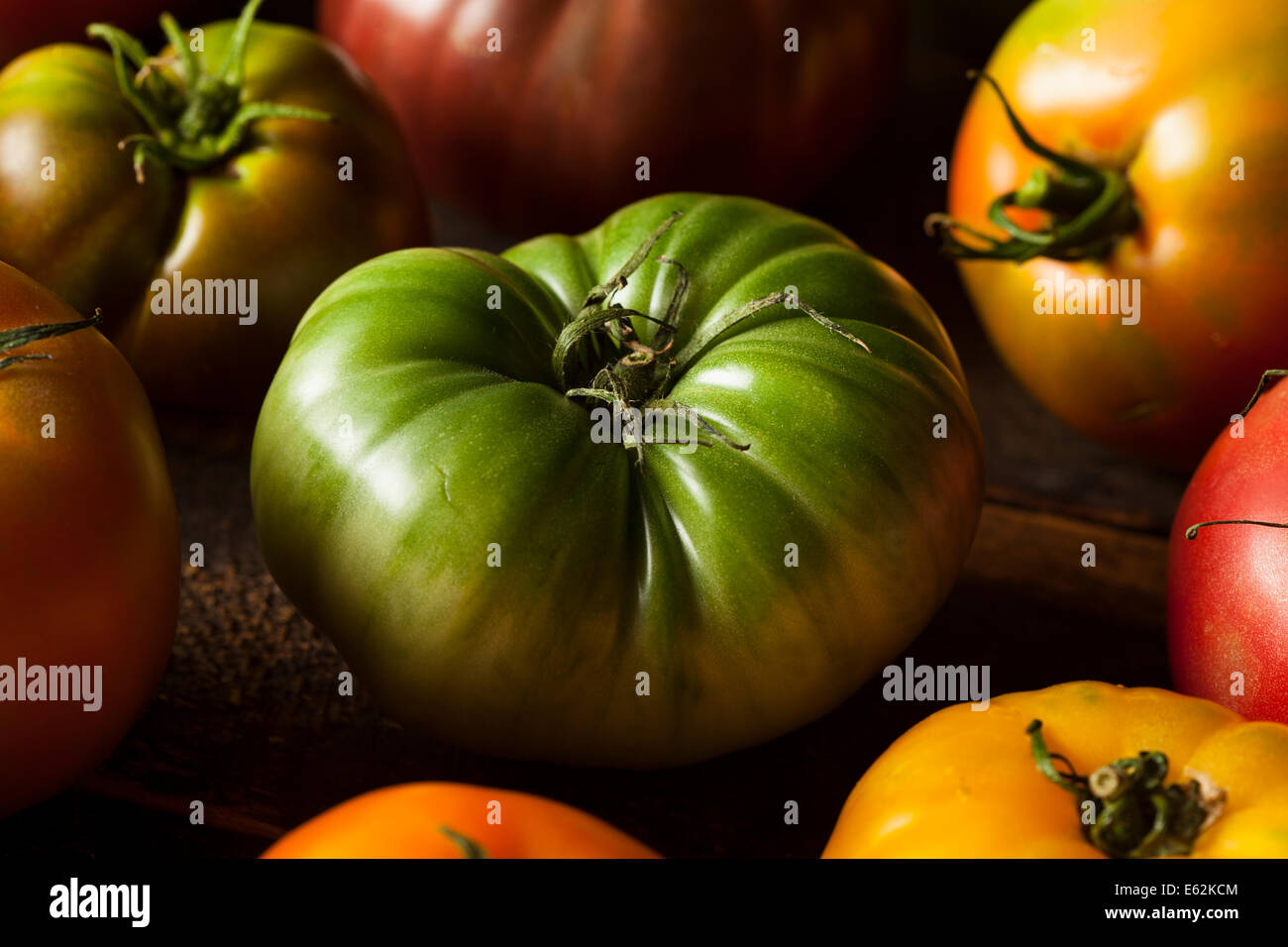 Colorido reliquia orgánicos tomates frescos del jardín Foto de stock