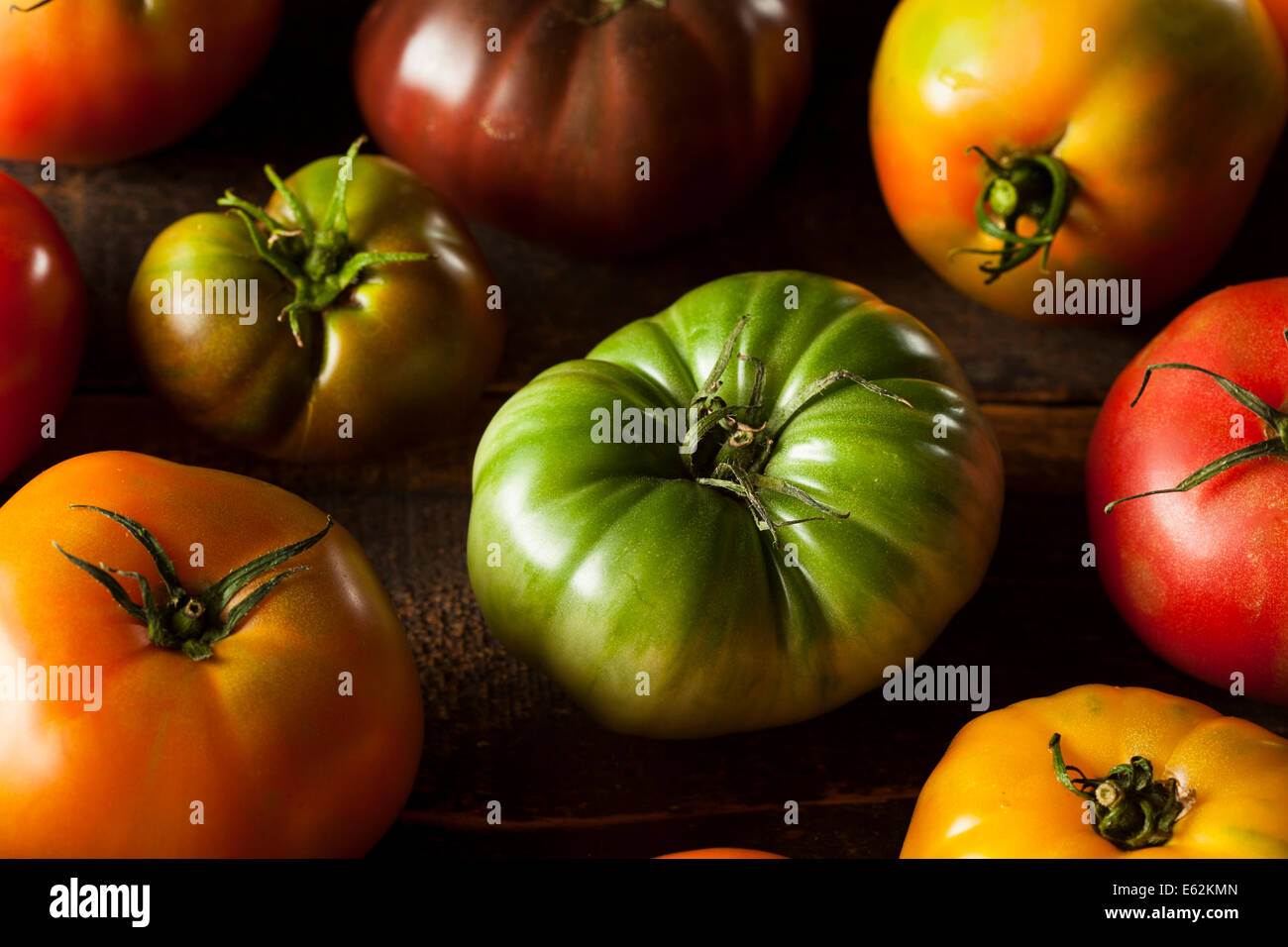 Colorido reliquia orgánicos tomates frescos del jardín Foto de stock