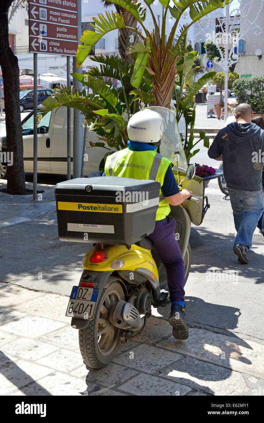 Cartero italiano en moto con caja grande en la parte trasera haciendo  entregas en Polignano a Mare Town center Fotografía de stock - Alamy