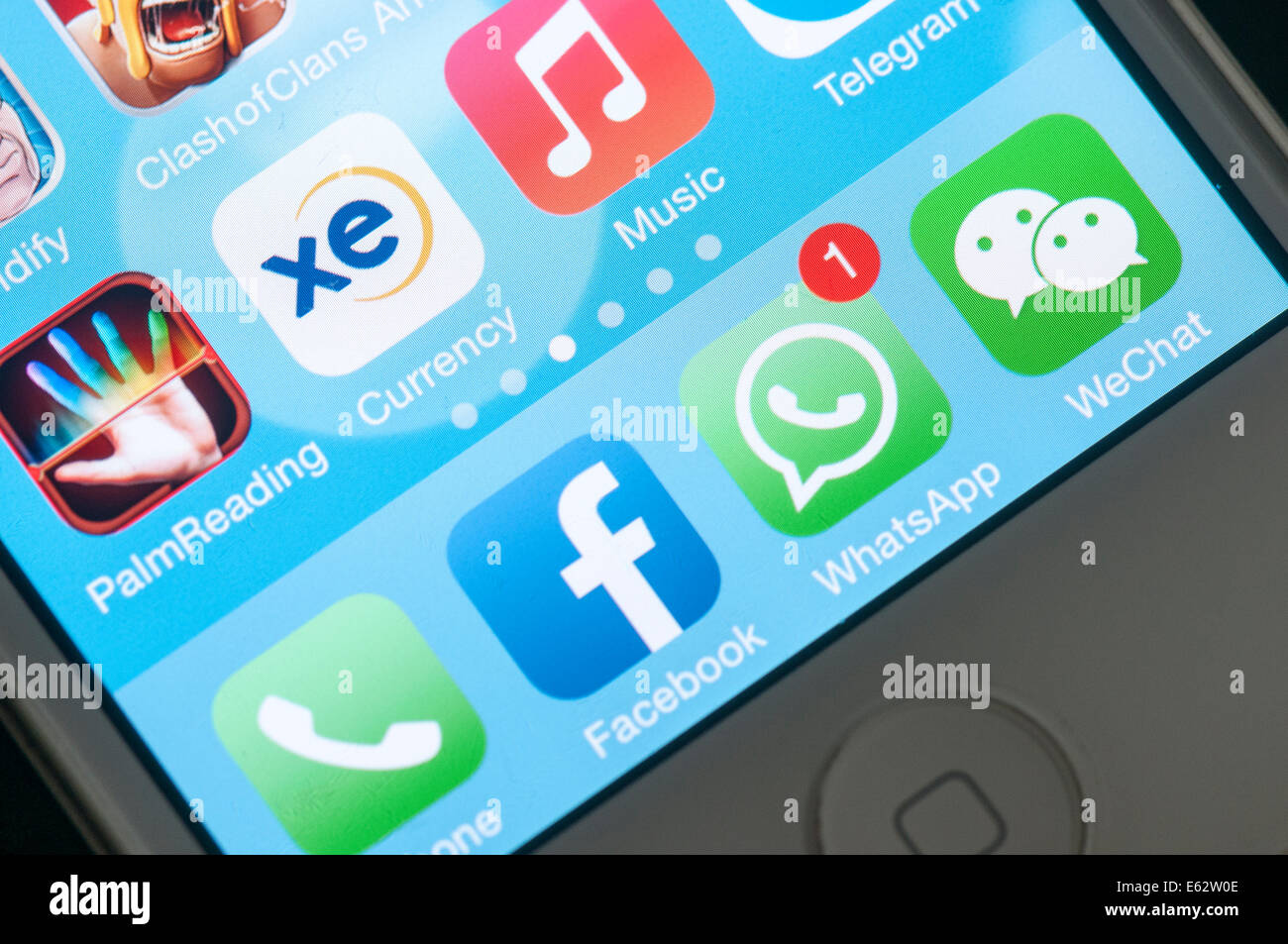Iconos de medios sociales logos en pantalla móvil Foto de stock