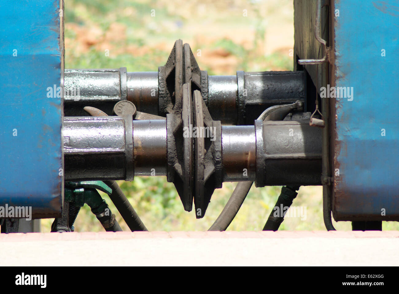 Tren en el modo de maniobras de búfer de cadena acoplador acoplamiento detalle ver en ferrocarriles de India India Foto de stock