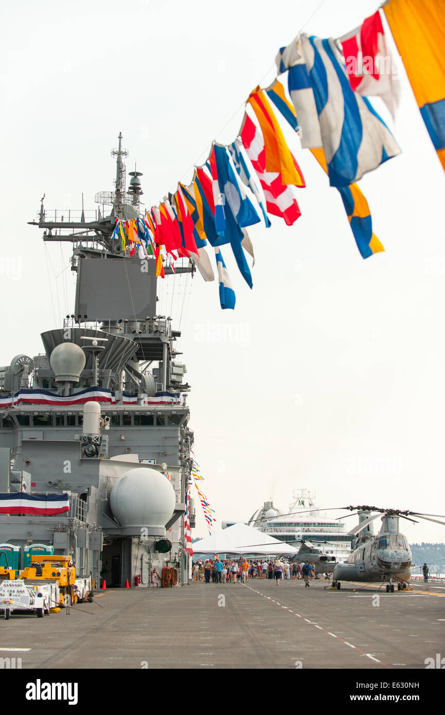 La cubierta del USS Essex en la pantalla durante la anual celebración Seafair en Seattle, Washington. Foto de stock