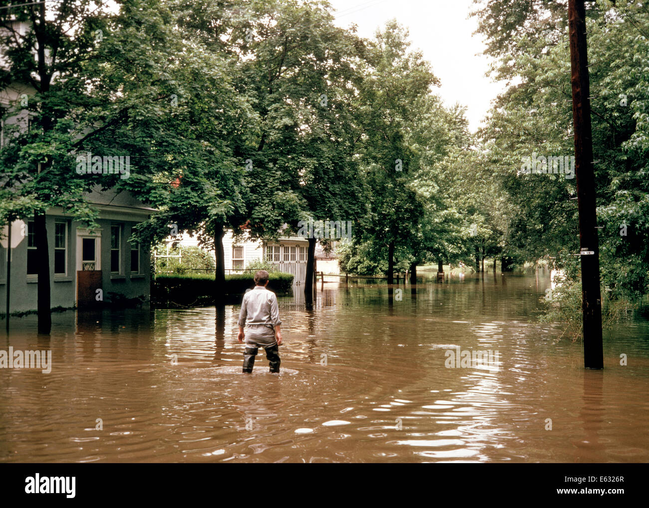 1980 Hombre caminando EN AGUA DESBORDAMIENTO DEL RÍO Rahway, Nueva