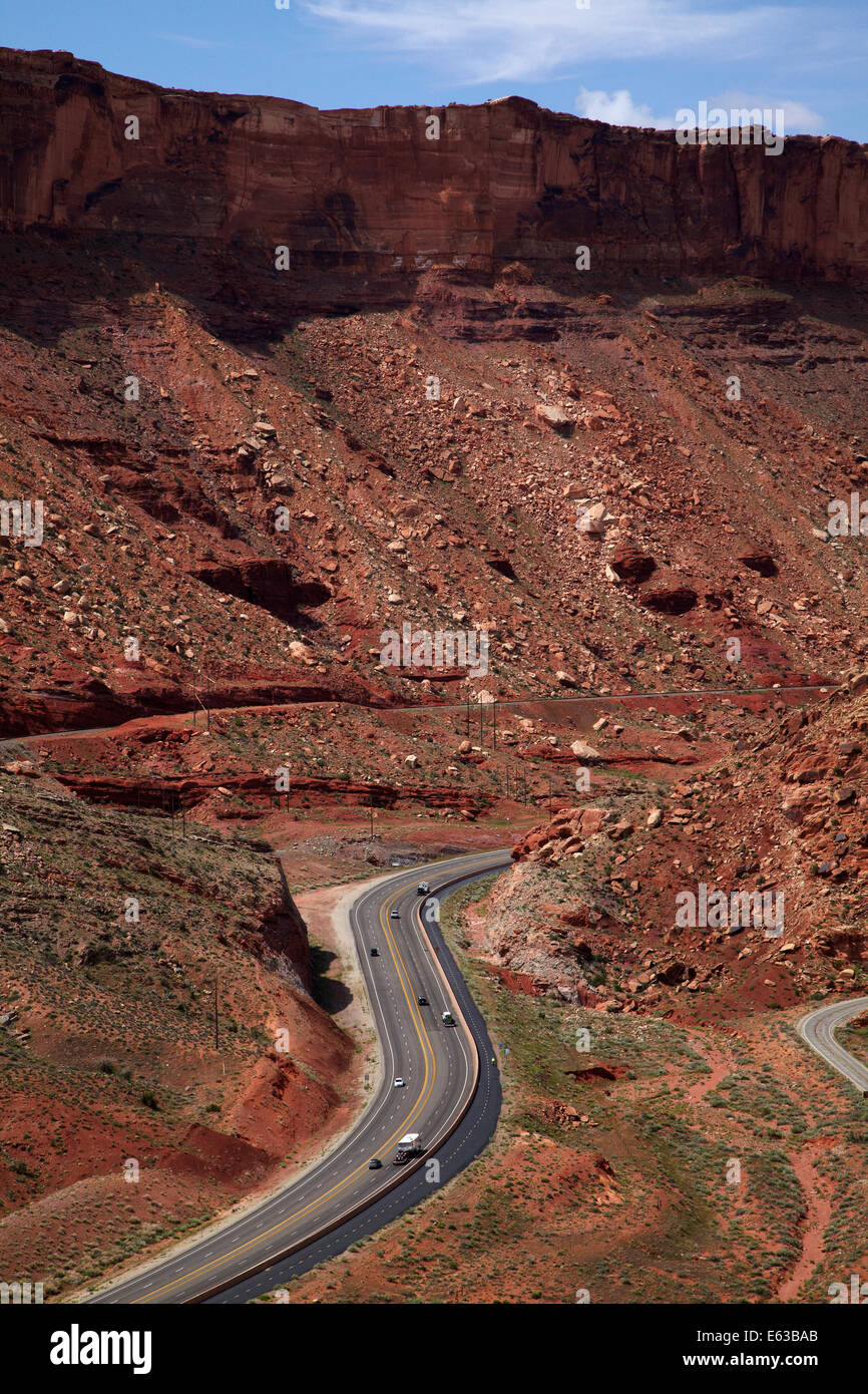 La ruta US 191 por el Parque Nacional de Arches, cerca de Moab, Utah, EE.UU. Foto de stock