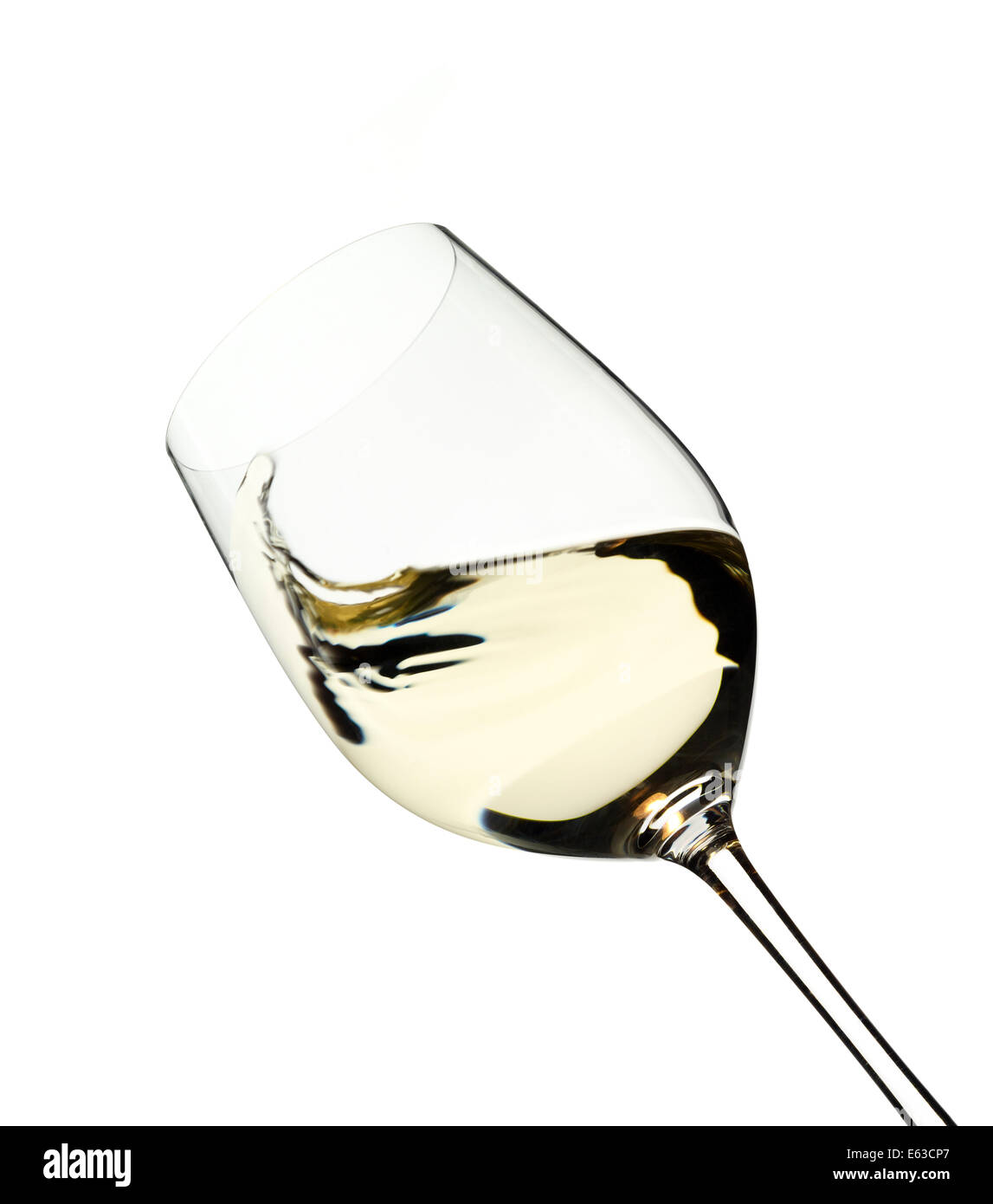 Remolino de vino blanco en un vaso, en un blanco puro backkground Foto de stock