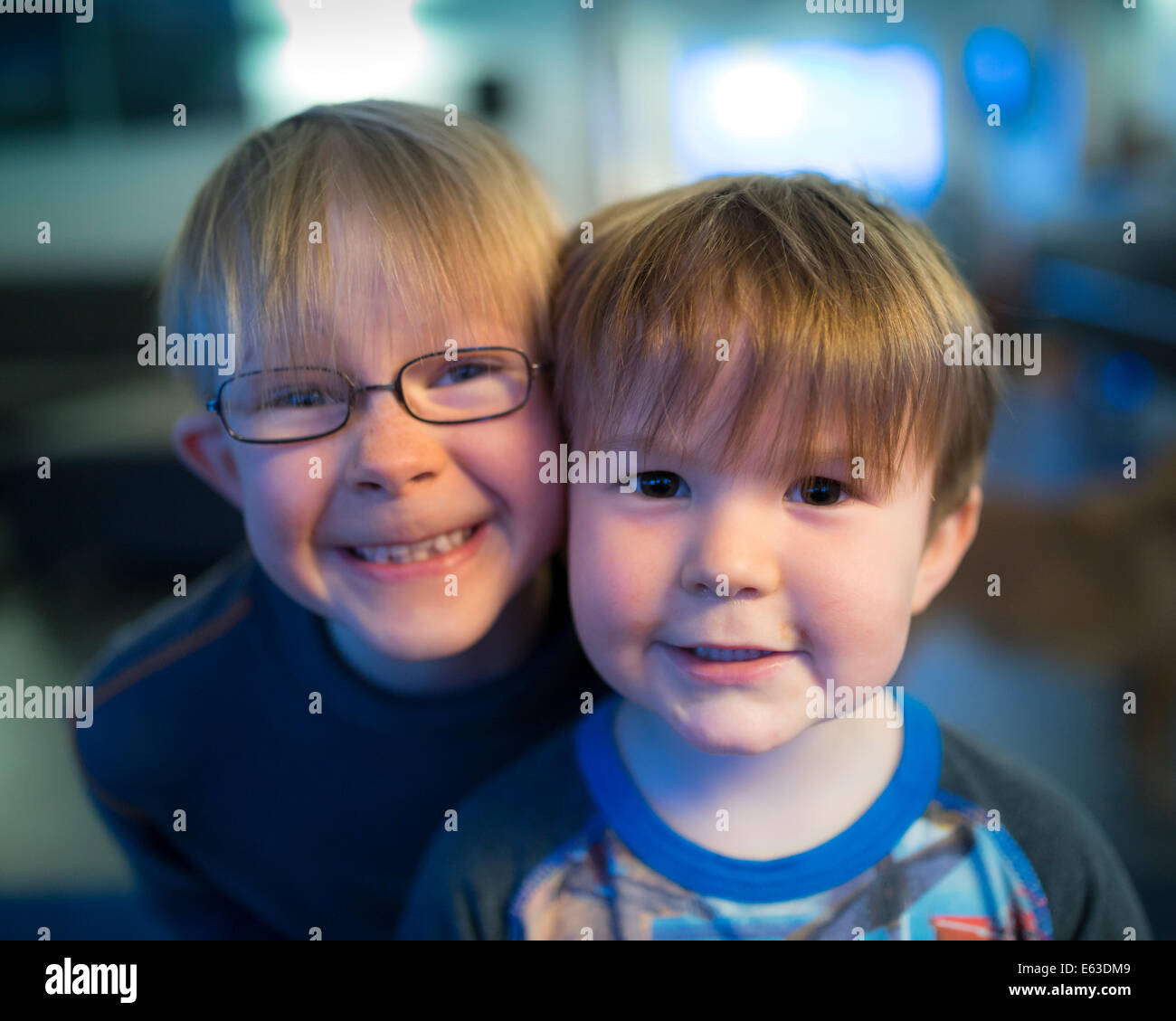 Hermanos sonriendo a la cámara, Islandia Foto de stock
