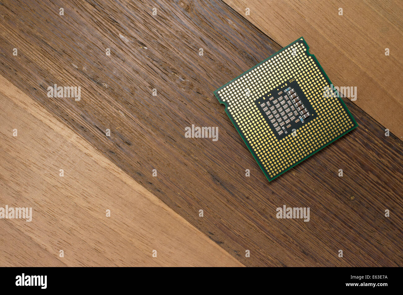 Cpu Intel Core 2 Quad, cerca sobre un fondo de madera Foto de stock