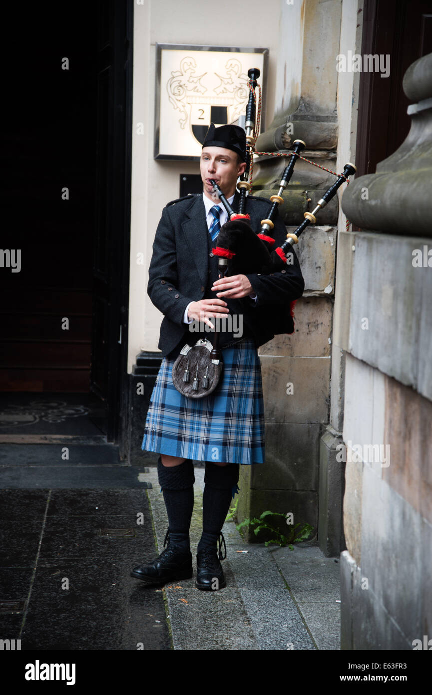 Escocia 2014. Glasgow. Hombre en una falda tocando la gaita. Foto de stock