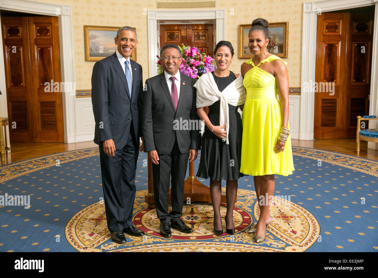 El presidente Barack Obama y la Primera Dama Michelle Obama saludo Hery Rajaonarimampianina, Su Excelencia, el Presidente de la República de Madagascar, y la Sra. Voahanagy Rajaonarimampianina, en el Salón Azul durante una cumbre de líderes africanos en EE.UU. Cena en el blanco Foto de stock