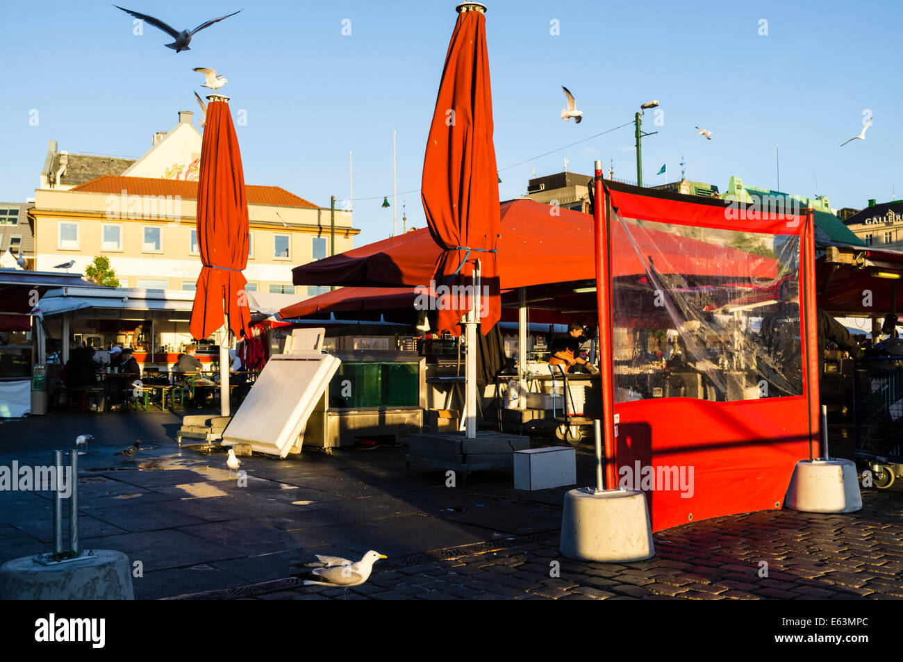 Mercado de pescado, la hora de cierre, Bergen, Noruega Foto de stock