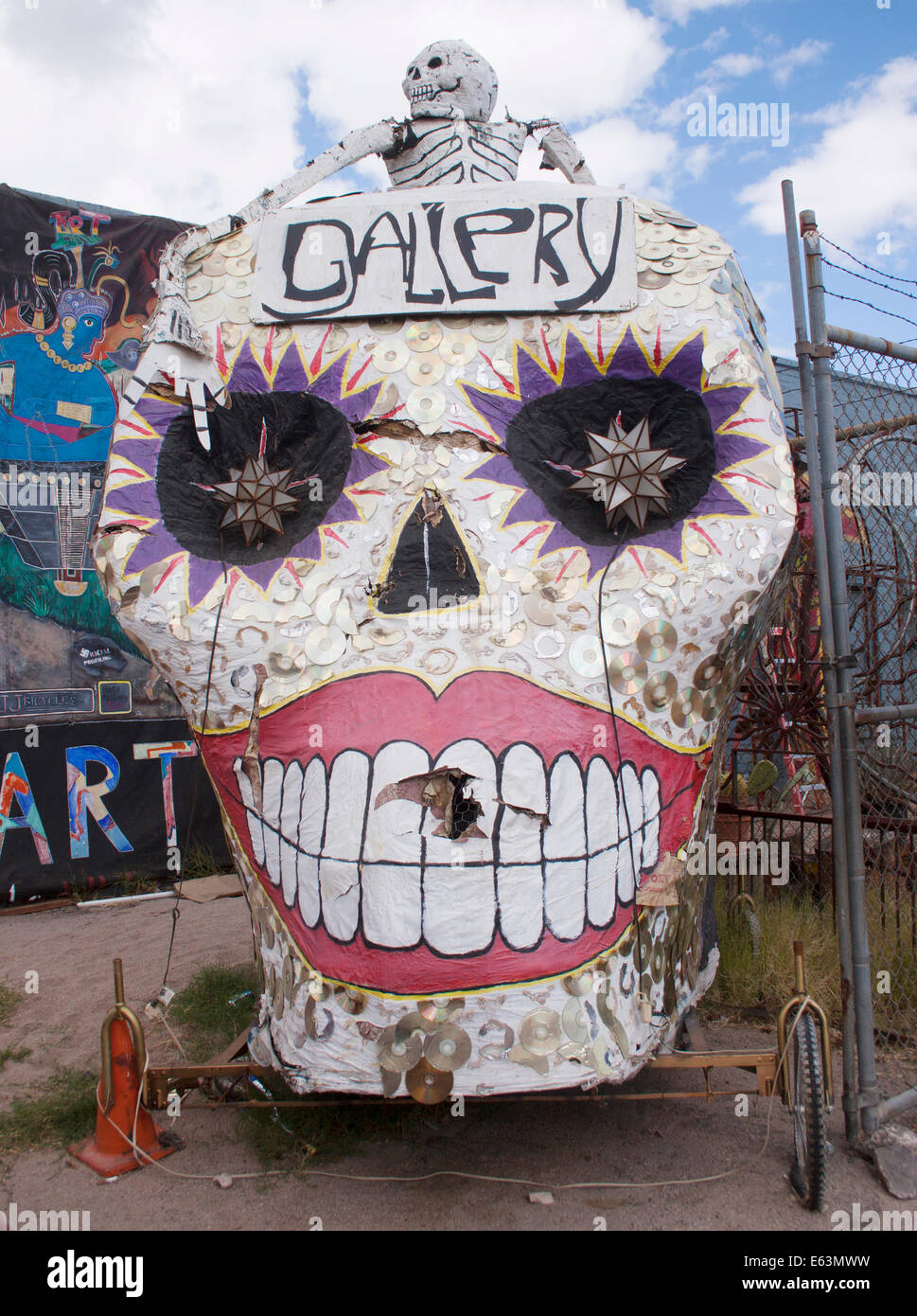 Giant Day of the Dead Head de discos compactos en Tucson, Arizona Foto de stock
