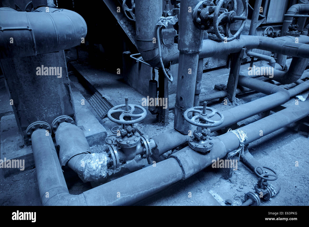 Tubos de acero oxidado fotografías e imágenes de alta resolución Alamy