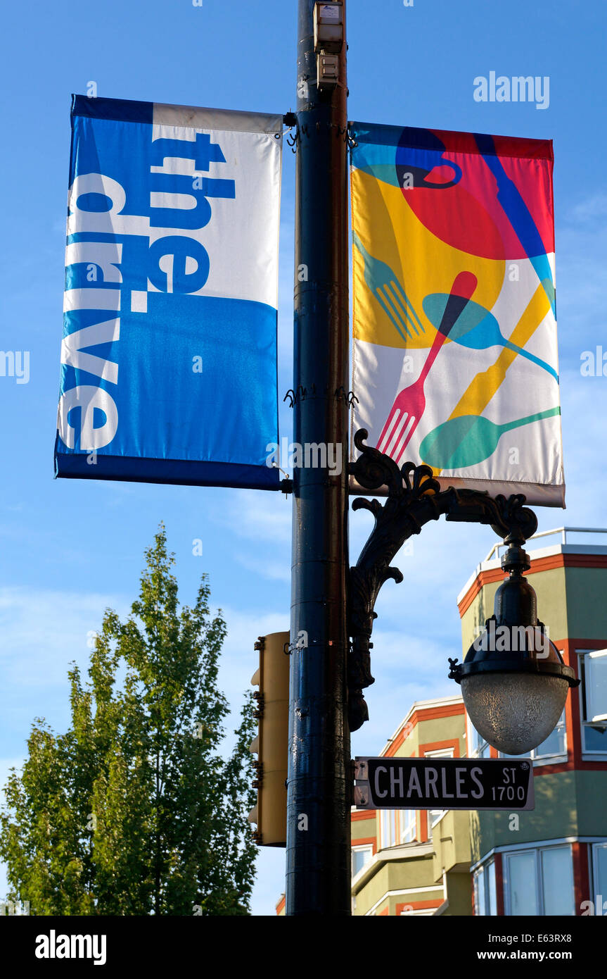 Banners en un poste de la luz a lo largo de Commercial Drive en Vancouver, BC, Canadá Foto de stock