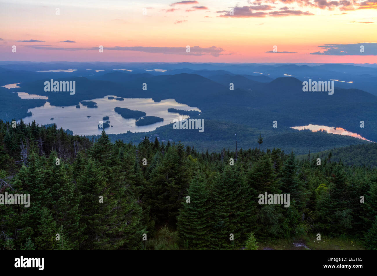 Colorido atardecer de verano vista desde la Torre de Fuego Montaña Azul en las montañas Adirondack de Nueva York Foto de stock