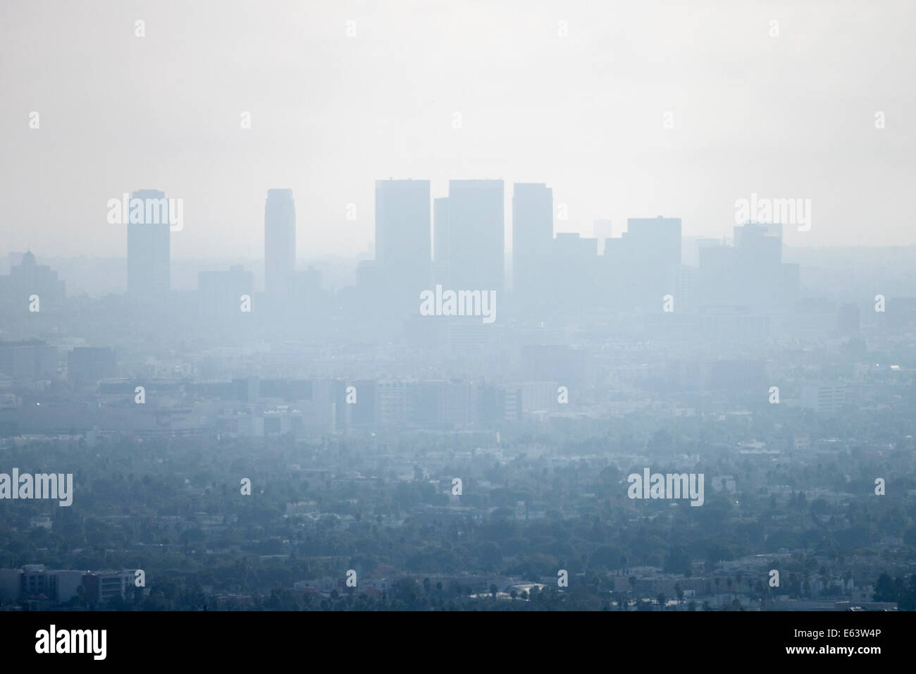 Por la tarde el smog de verano oscureciendo torres de oficinas de Century City y de Beverly Hills. Foto de stock