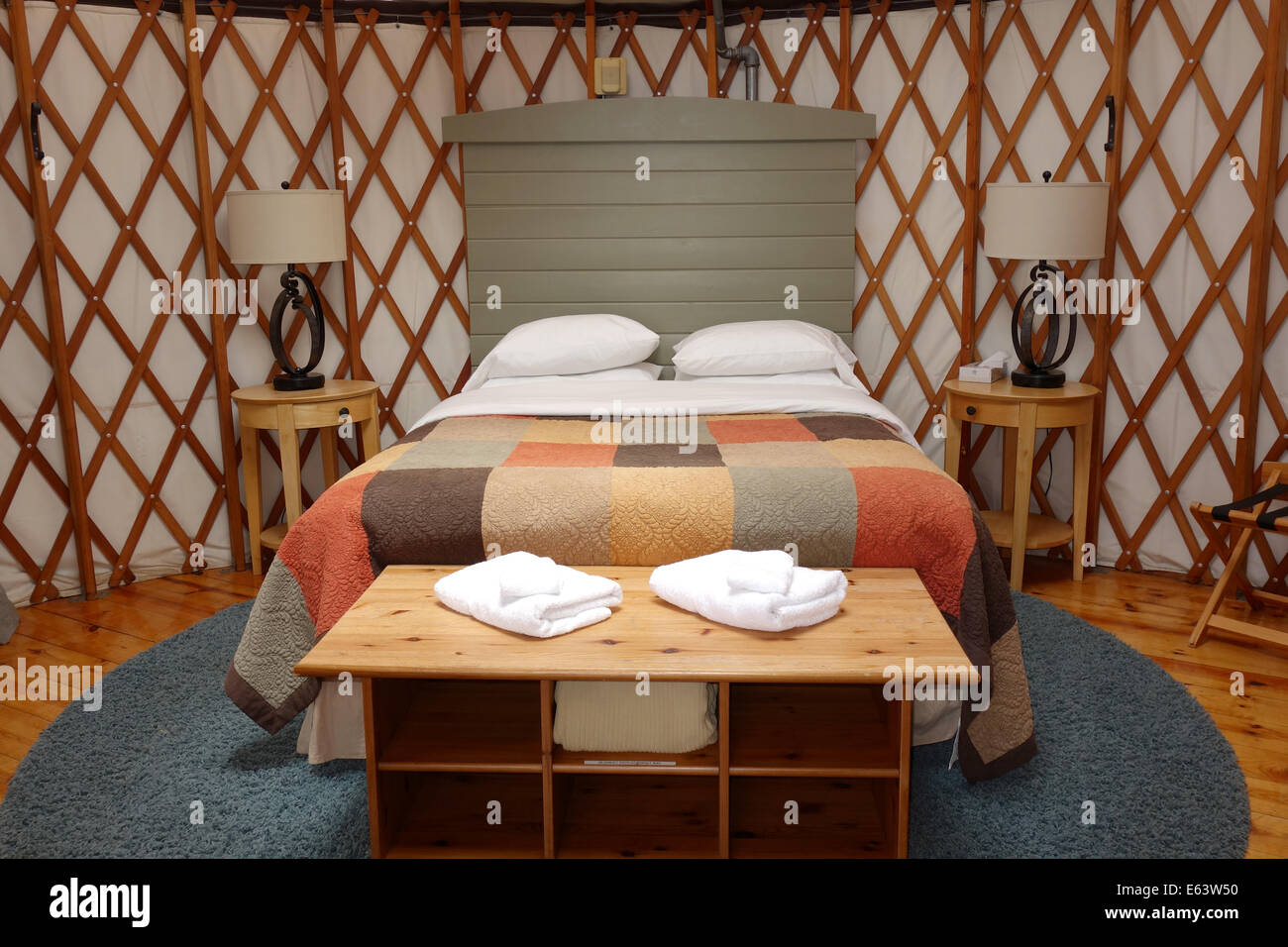 En el interior de una yurta de lujo, conocido como 'glamping' en lugar de camping. Foto de stock