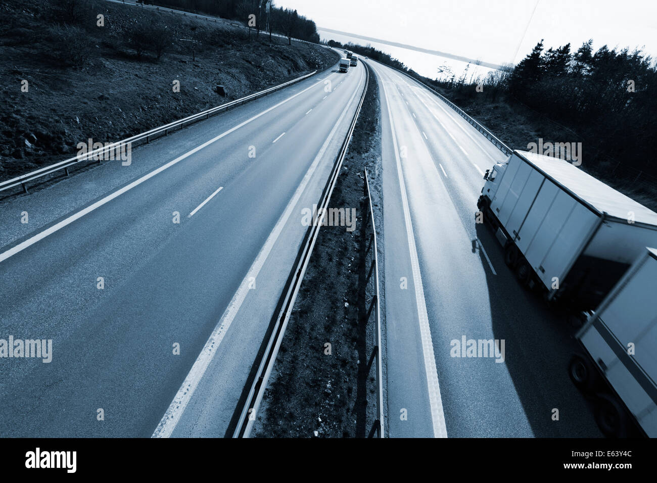 La conducción de camiones en una larga y amplia autopista elevada vista desde arriba Foto de stock