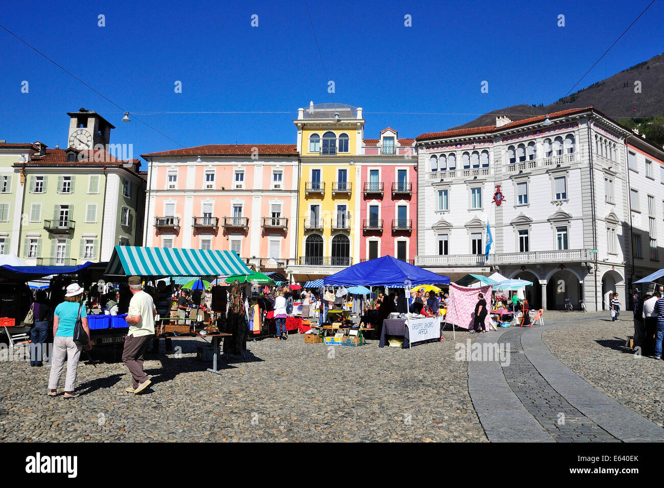 Mercado en la plaza Piazza Grande de Locarno, Tesino, Suiza Foto de stock