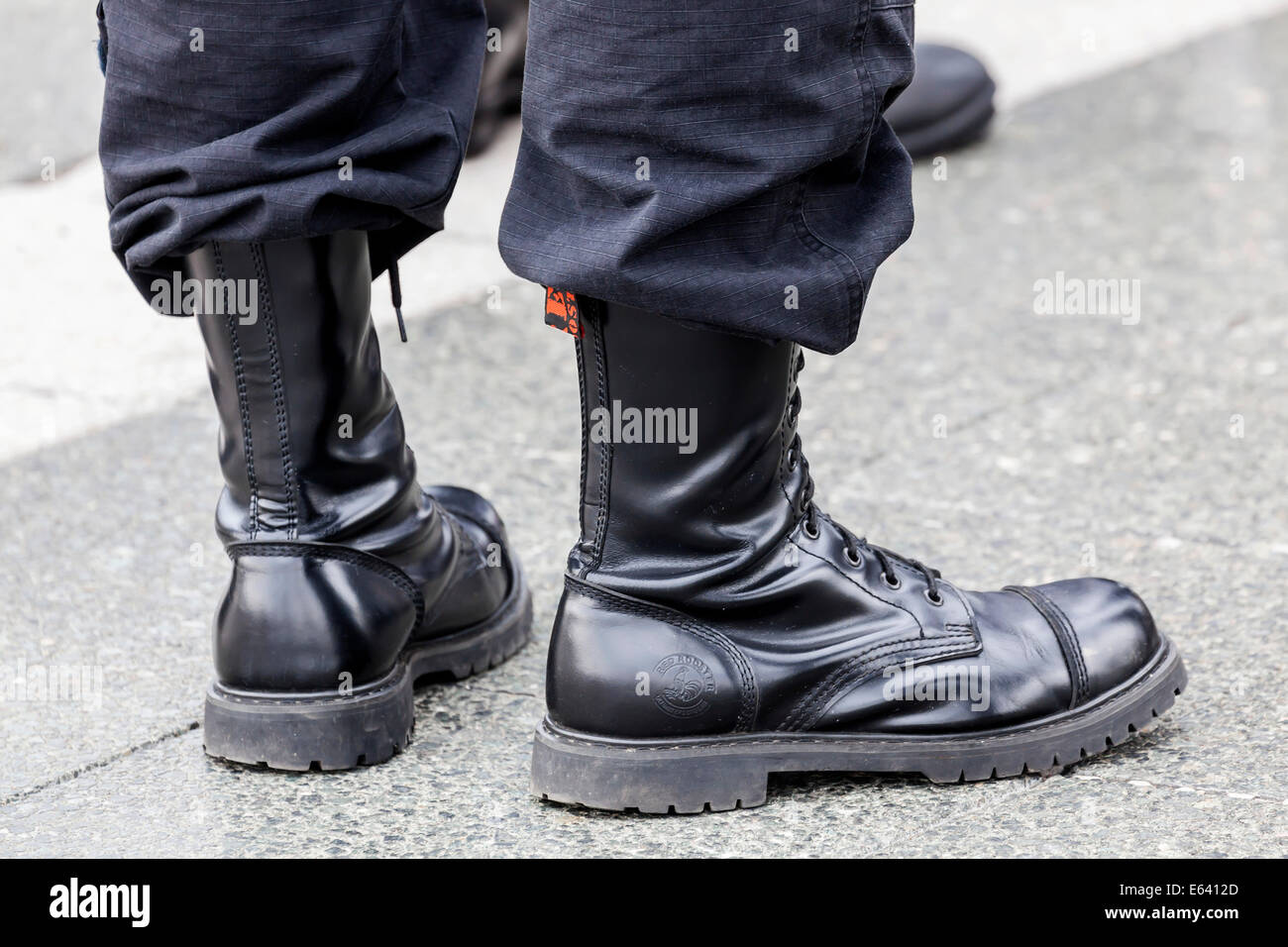 Miembro del derechista Partido Húngaro vistiendo botas de combate, imagen simbólica para el extremismo de derechas, Budapest, Hungría Foto de stock