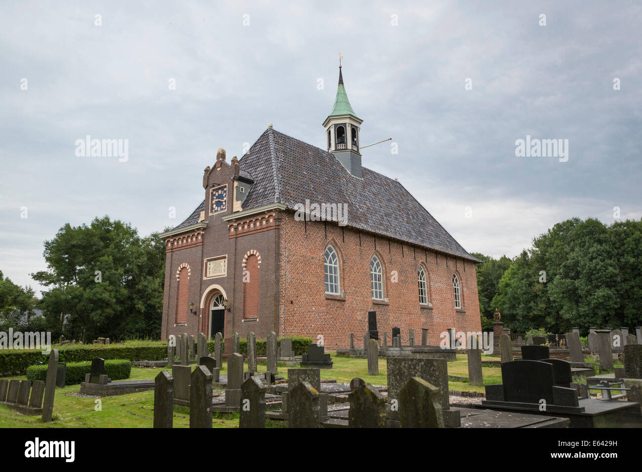 La iglesia reformada holandesa de Nieuw-Scheemda, provincia de Groningen, construido en 1661 Foto de stock