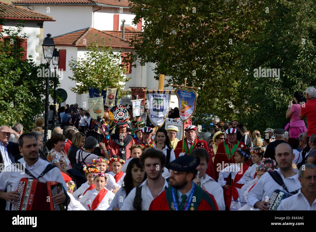 Francia, Pirineos atlánticos (64), País Vasco, pimiento de Espelette festival, procesión de brothershood Foto de stock