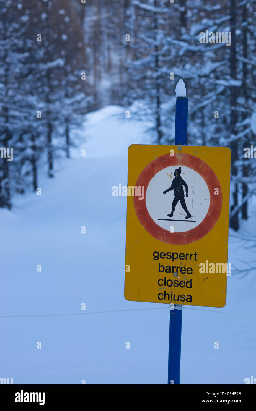 Signo que indica que una ruta de senderismo de invierno está cerrado, probablemente debido a la fuerte caída de nieve Foto de stock