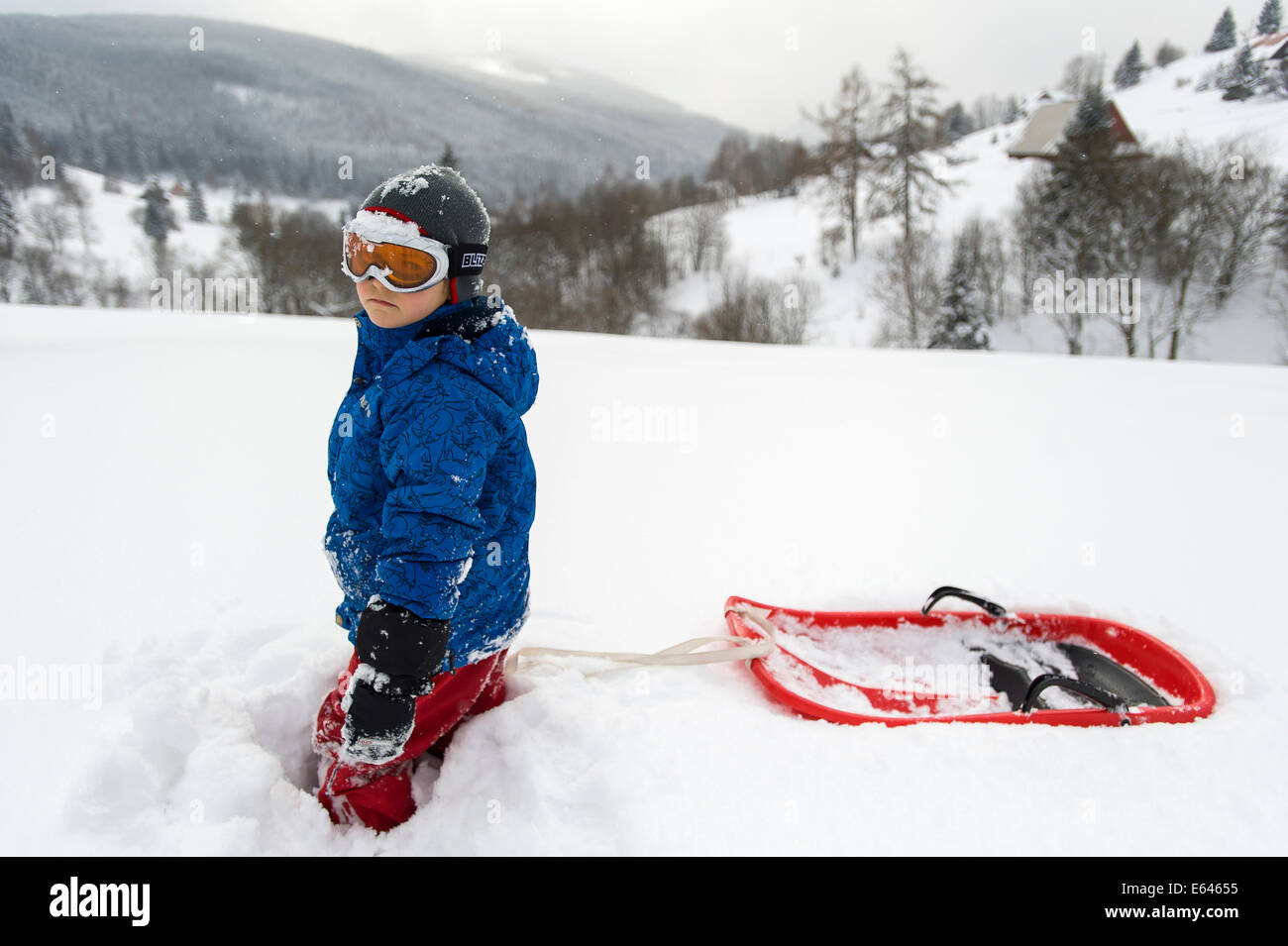 Niño con trineo de plástico de nieve fotografías e imágenes de alta  resolución - Alamy