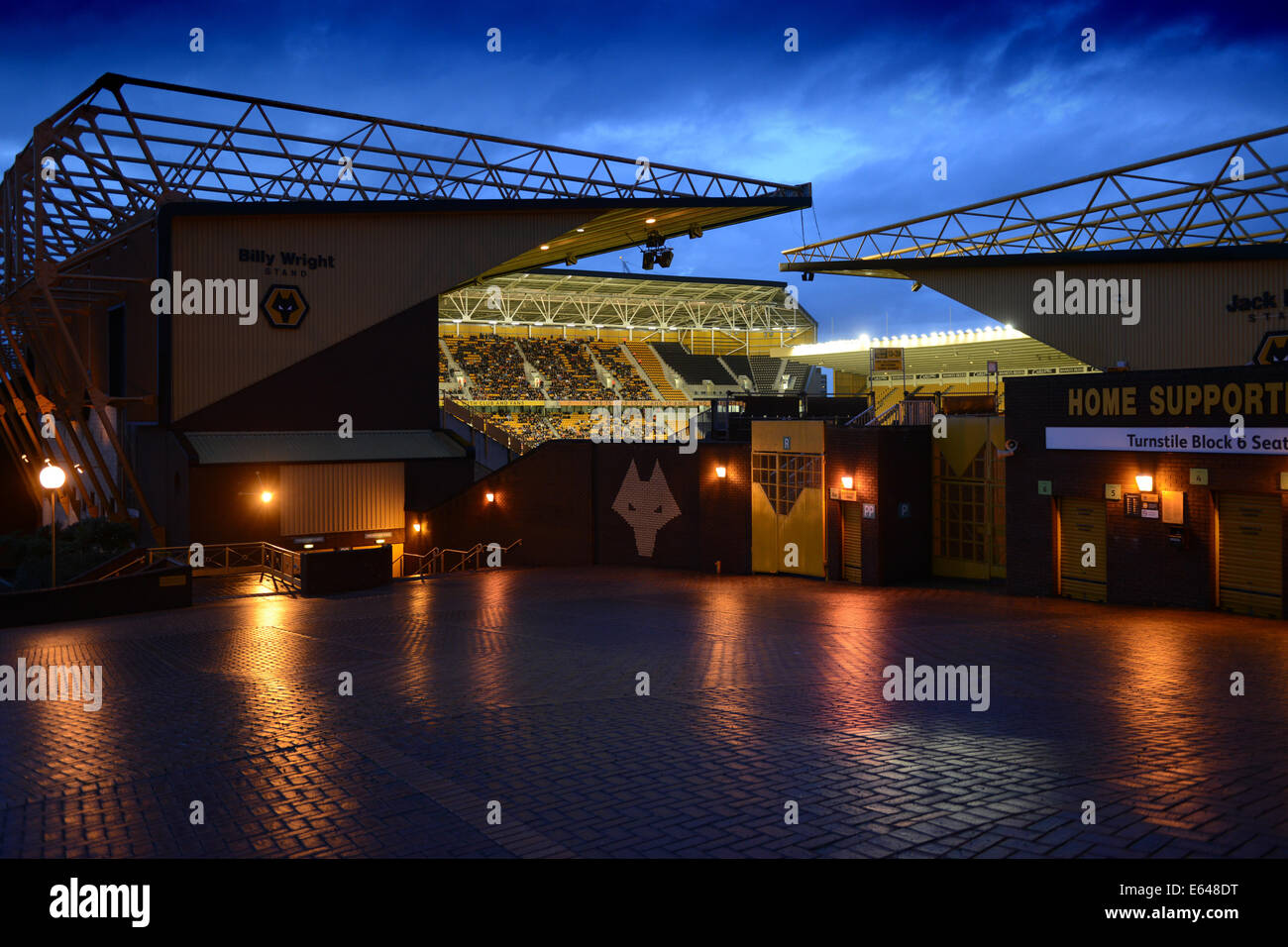 Estadio de fútbol Molineux de Wolverhampton Wanderers FC en casa durante la noche coinciden Foto de stock